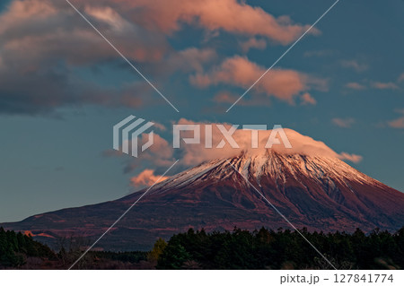 朝霧高原から見る残照の富士山と夕焼け雲 127841774