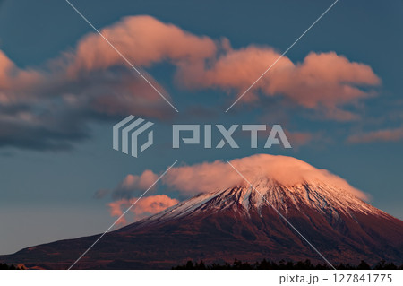 朝霧高原から見る残照の富士山と夕焼け雲 127841775