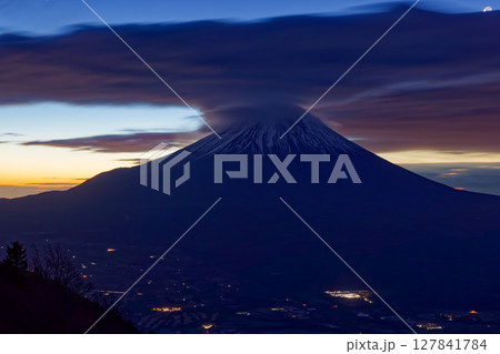 毛無山から見る夜明けの笠雲を被った富士山 127841784