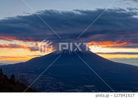 毛無山から見る夜明けの笠雲を被った富士山 毛無山から見る夜明けの笠雲を被った富士山 127841817