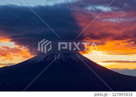 毛無山から見る夜明けの笠雲を被った富士山 毛無山から見る夜明けの笠雲を被った富士山 127841818