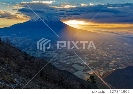 毛無山から見る朝日差す朝霧高原と富士山 127841903