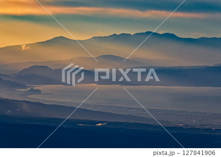 毛無山から見る朝日差す駿河湾と伊豆の山並み 127841906