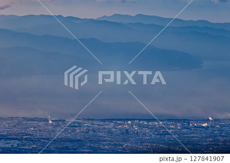 毛無山から見る夜明けの富士市街・駿河湾と伊豆の山並み 毛無山から見る夜明けの富士市街・駿河湾と伊豆の山並み 127841907