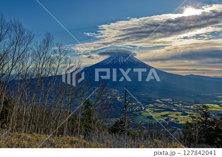 毛無山稜線から見る朝日差す富士山 127842041