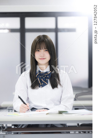 学校や塾の授業中に勉強する女子高校生 カメラ目線 127842052