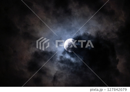 ドラマチックなスーパームーン ドラマチックなスーパームーン 127842079