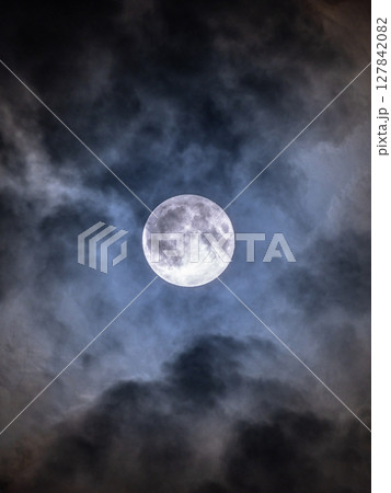 ドラマチックなスーパームーン ドラマチックなスーパームーン 127842082