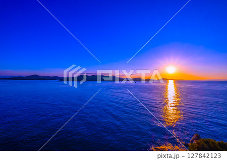 瀬戸内海の夕陽 127842123