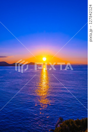 瀬戸内海の夕陽 127842124
