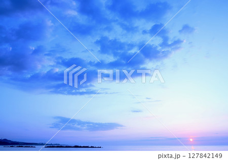 6月下旬 河原子海岸の朝日 6月下旬 河原子海岸の朝日 127842149
