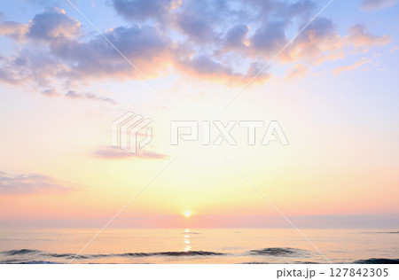 6月下旬 河原子海岸の朝日 6月下旬 河原子海岸の朝日 127842305
