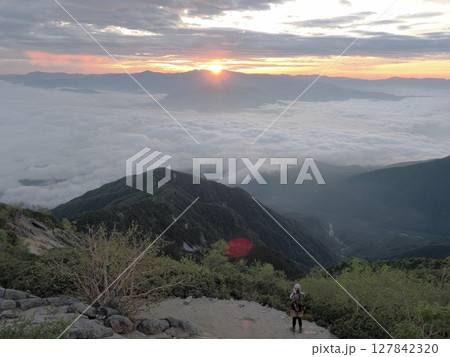 観音岳山頂で日の出を眺める 127842320