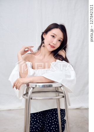 オフショルダートップスで魅せる女性のビューティ 127842321