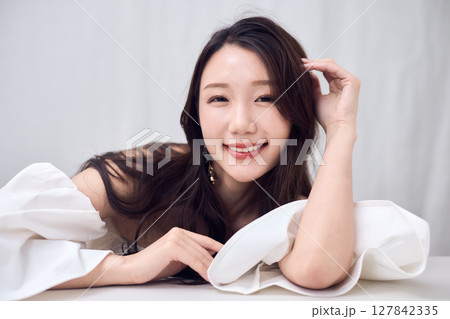 オフショルダートップスで魅せる女性のビューティ 127842335