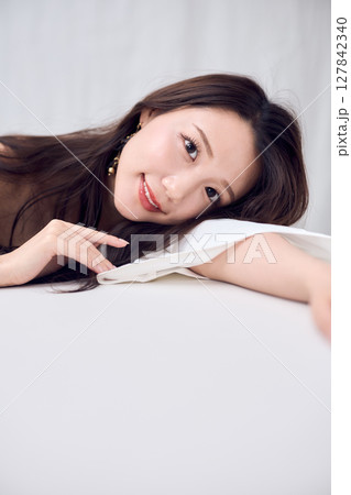 オフショルダートップスで魅せる女性のビューティ 127842340