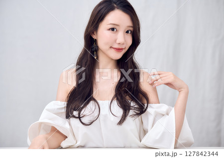 オフショルダートップスで魅せる女性のビューティ 127842344