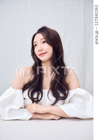 オフショルダートップスで魅せる女性のビューティ オフショルダートップスで魅せる女性のビューティ 127842361