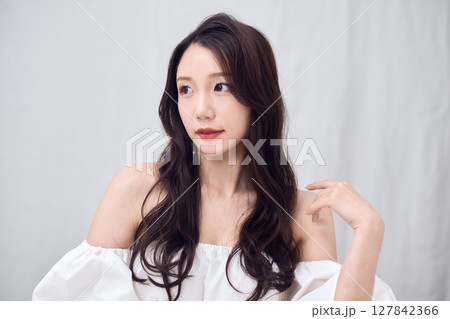 オフショルダートップスで魅せる女性のビューティ 127842366