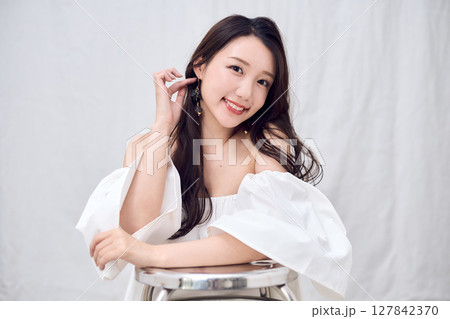 オフショルダートップスで魅せる女性のビューティ 127842370