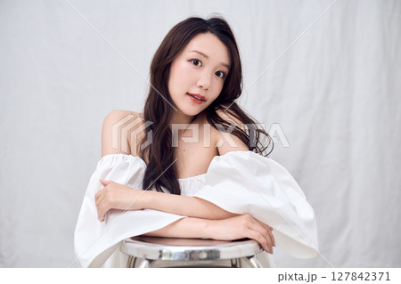 オフショルダートップスで魅せる女性のビューティ 127842371