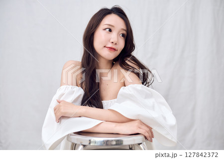 オフショルダートップスで魅せる女性のビューティ 127842372