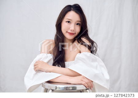 オフショルダートップスで魅せる女性のビューティ 127842373