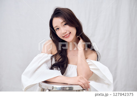 オフショルダートップスで魅せる女性のビューティ オフショルダートップスで魅せる女性のビューティ 127842375