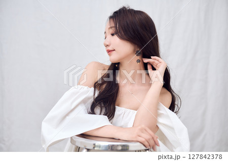 オフショルダートップスで魅せる女性のビューティ オフショルダートップスで魅せる女性のビューティ 127842378