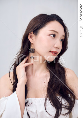 オフショルダートップスで魅せる女性のビューティ オフショルダートップスで魅せる女性のビューティ 127842392