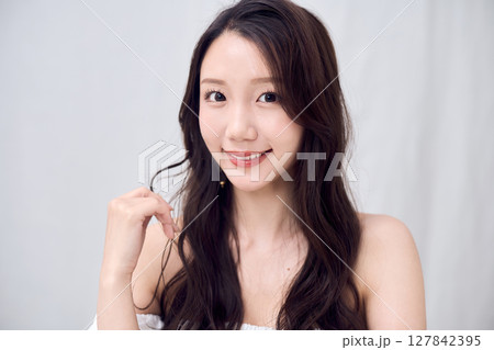 オフショルダートップスで魅せる女性のビューティ 127842395