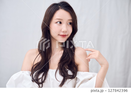 オフショルダートップスで魅せる女性のビューティ 127842396