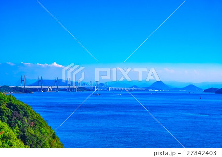 瀬戸大橋と瀬戸内海 127842403