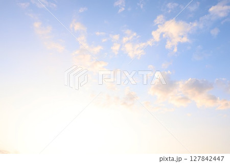 朝日に照らされる雲 127842447