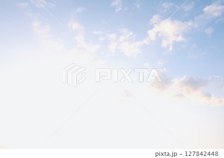 朝日に照らされる雲 朝日に照らされる雲 127842448
