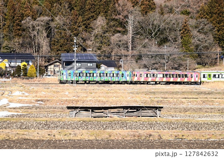 道の駅 遠野風の丘付近の水田地帯から見える釜石線 127842632