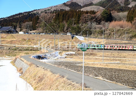 道の駅 遠野風の丘付近の水田地帯から見える釜石線 127842669