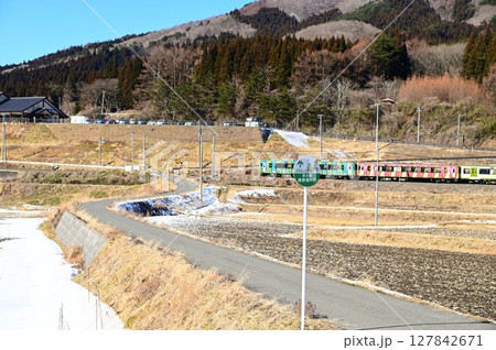 道の駅 遠野風の丘付近の水田地帯から見える釜石線 127842671