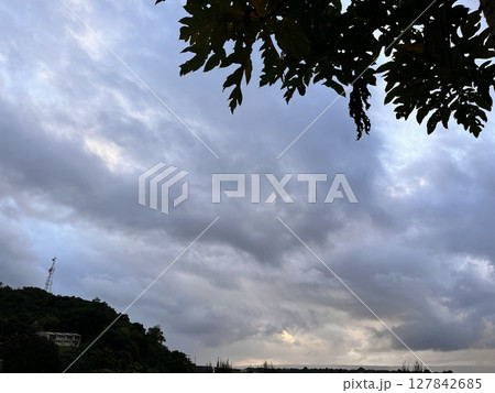 雲の隙間から見える海 127842685