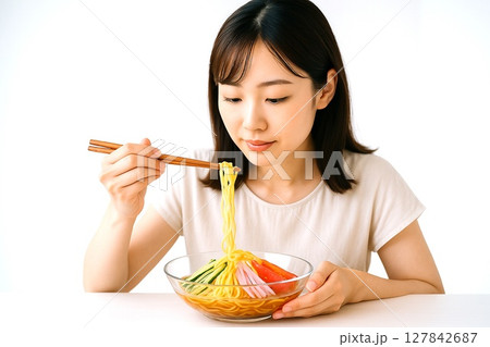 冷やし中華を食べる女性 夏の涼感と笑顔の食卓シーン 127842687