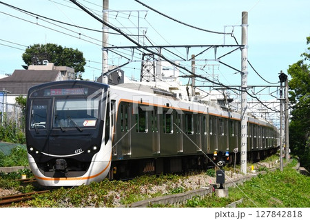 中央林間へ向けて大井町線をゆく東急電鉄6020系 127842818