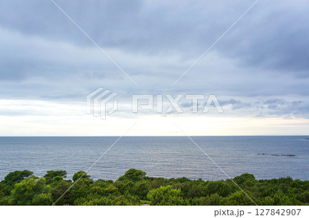 高台から眺めるスキロス島の周りにある海の風景 127842907