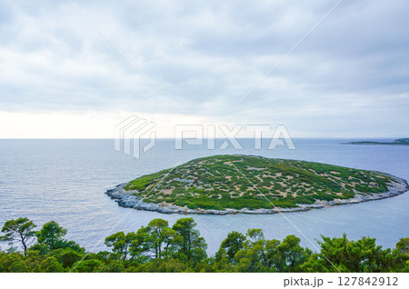 ギリシャの離島スキロス島から眺める海の風景 ギリシャの離島スキロス島から眺める海の風景 127842912