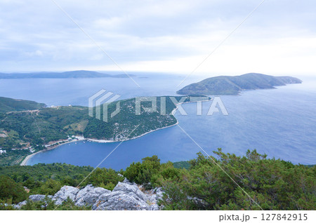 ギリシャの離島、スキロス島の高台から眺める島の風景 ギリシャの離島、スキロス島の高台から眺める島の風景 127842915