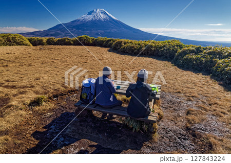 竜ヶ岳山頂のハイカーと富士山の眺め 竜ヶ岳山頂のハイカーと富士山の眺め 127843224