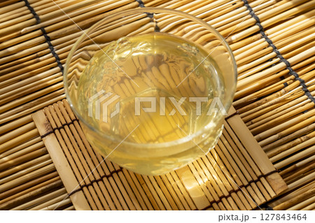 日差しの差し込む窓辺で入れた冷たい緑茶 急須で入れた冷茶 127843464