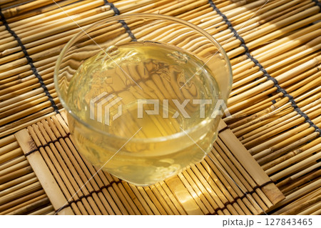 日差しの差し込む窓辺で入れた冷たい緑茶 急須で入れた冷茶 127843465