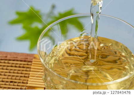 水辺で冷たい緑茶を飲み涼むイメージ 急須で入れた冷茶 水辺で冷たい緑茶を飲み涼むイメージ 急須で入れた冷茶 127843476