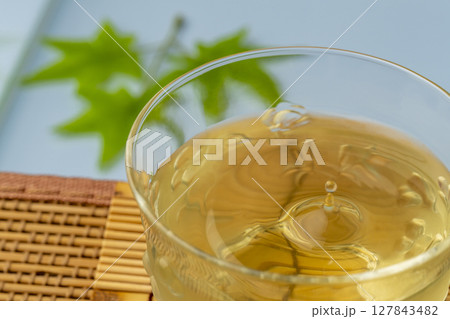 水辺で冷たい緑茶を飲み涼むイメージ 急須で入れた冷茶 水辺で冷たい緑茶を飲み涼むイメージ 急須で入れた冷茶 127843482