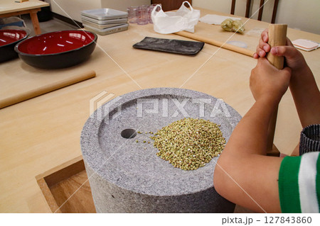 蕎麦粉を作る子供(7歳児/男の子) 蕎麦粉を作る子供(7歳児/男の子) 127843860